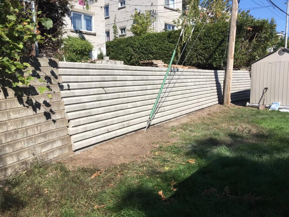 Mur de soutènement en blocs de béton architecturaux